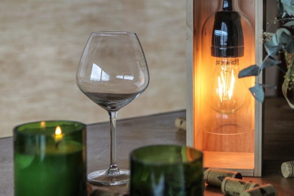 Septembres transforme les bouteilles de vin usagées en lampes. 
